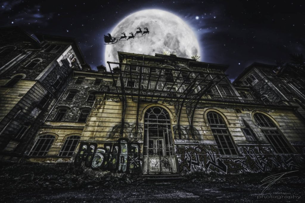 Santa flying over the Sanatorio san Gottardo