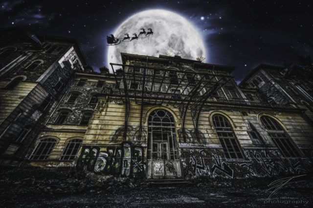 Santa flying over the Sanatorio san Gottardo