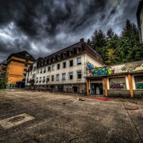 The front side of the main buildings of the Clinique Du Diable