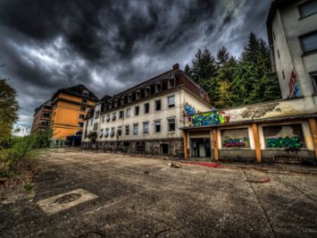 The front side of the main buildings of the Clinique Du Diable