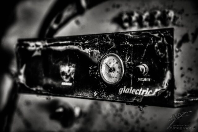 Stuck at 31° Celsius - the dial for the boiler temperature. A boiler that was mostly disassembled, stolen and the remains are silently rusting away.