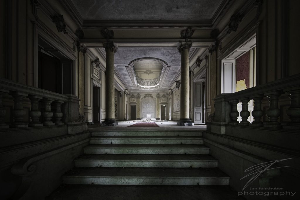 Main hall of the Château Lumière