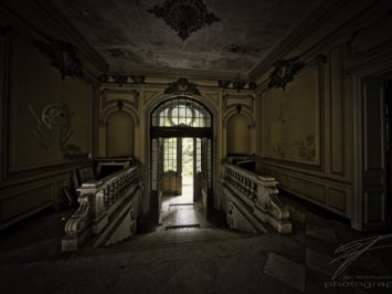 Main Entrance - The main entrance of the Château Lumière, an abandoned villa / mansion in Alsace, France
