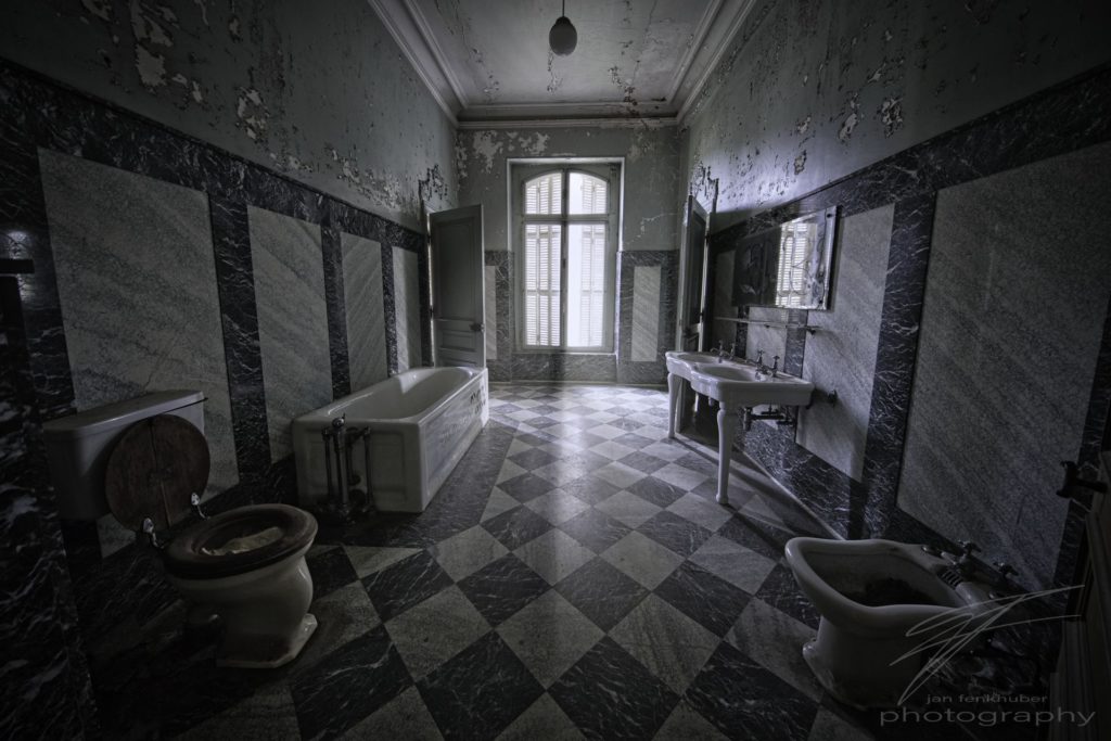 One of the bathrooms of the Château Lumière