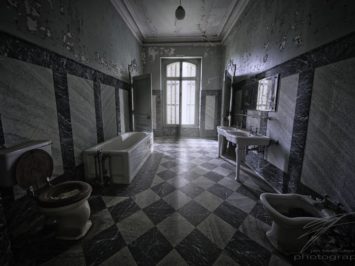 One of the bathrooms of the Château Lumière