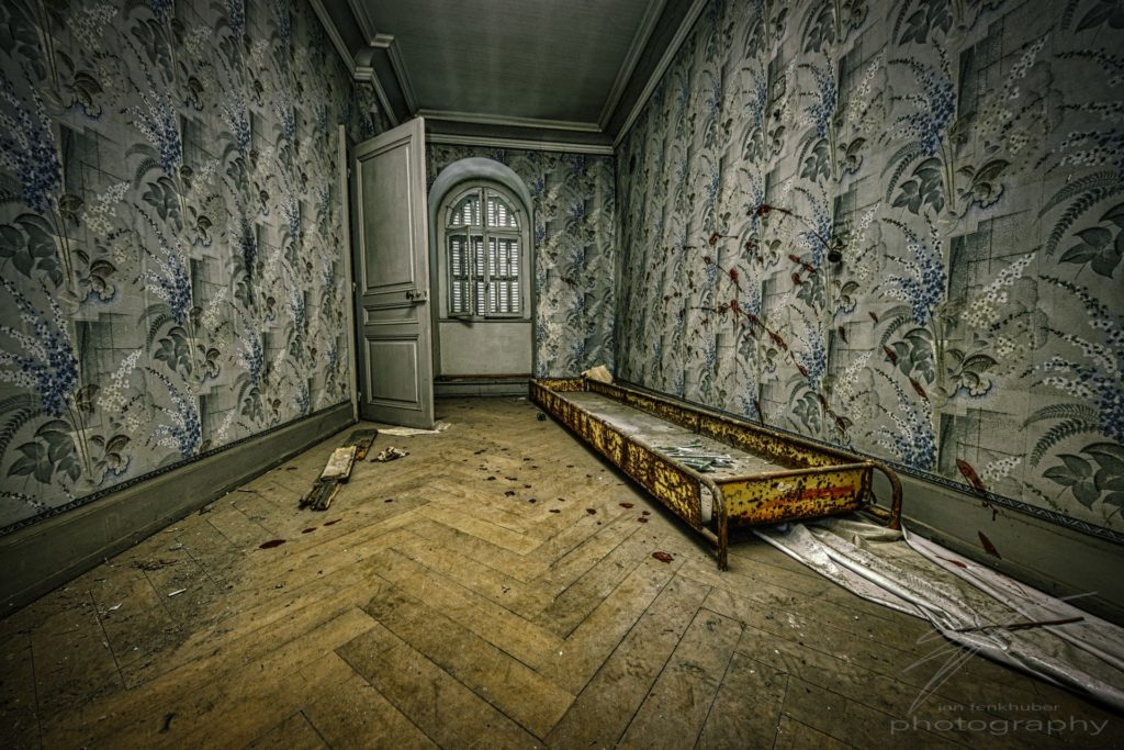 Rusty Tub - A rusty tub and some blood on the wall...