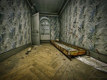 Rusty Tub - A rusty tub and some blood on the wall...